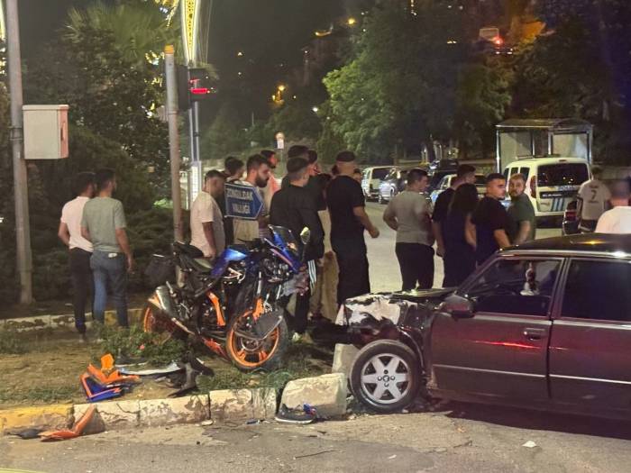 Otomobil İle Motosiklet Kavşakta Çarpıştı: 1 Yaralı