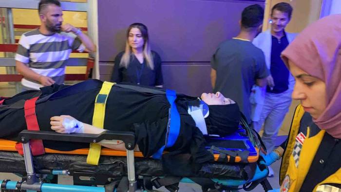 İki Otomobil Çarpıştı: 5 Yaralı