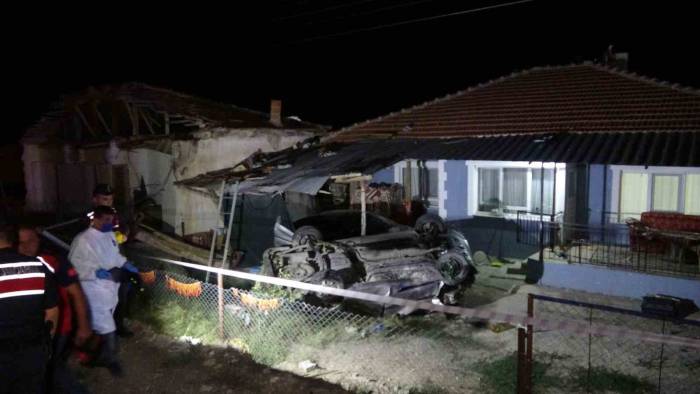 Kontrolden Çıkan Hafif Ticari Araç Bahçeye Daldı, Arabadan Çatıya Fırlayan Genç Adam Hayatını Kaybetti