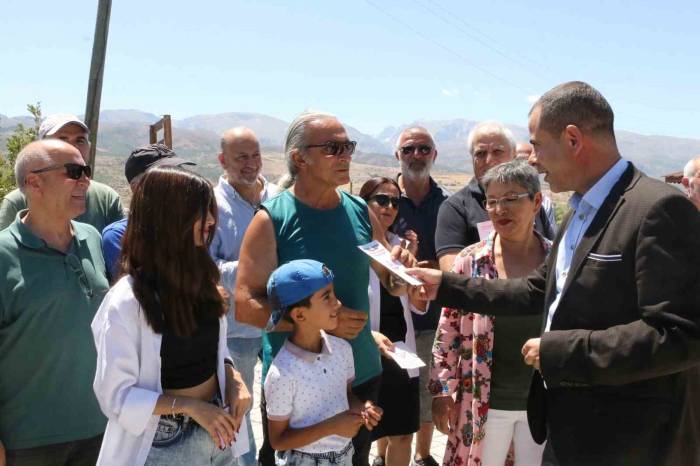 Sağlık Ekipleri Köylerde Keneye Karşı Vatandaşları Bilgilendiriyor