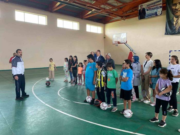 Arpaçaylı Çocuklar Yaz Tatilini Spor Yaparak Geçiriyor