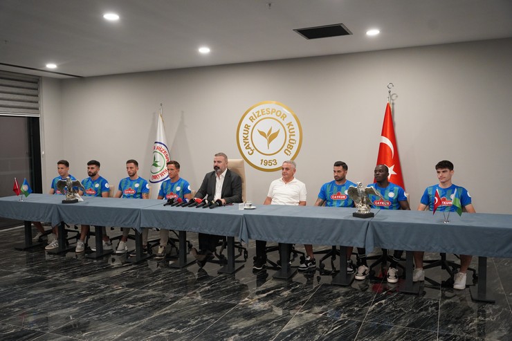 aykur-rizesporda-yeni-transferler-tanitildi-1.jpg