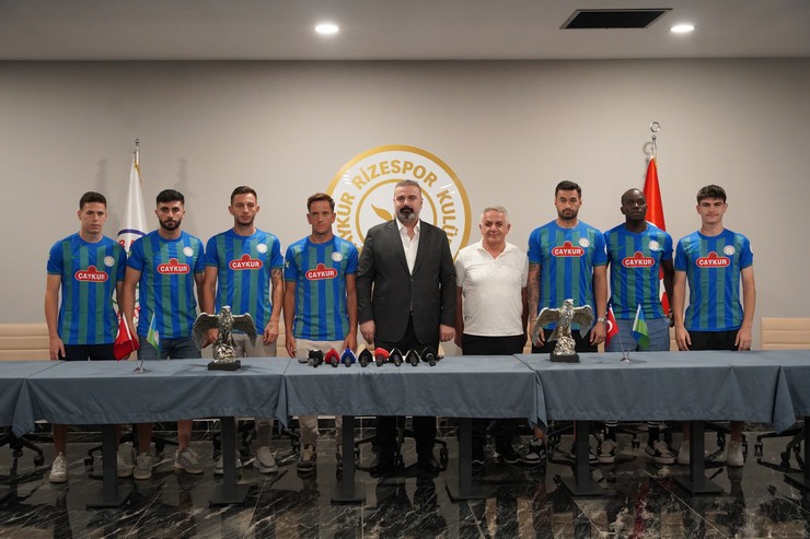 aykur-rizesporda-yeni-transferler-tanitildi-3.jpg