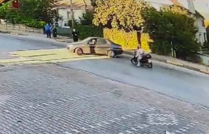 ’u’ Dönüşü Yapmak İsteyen Otomobile Çarpmamak İçin Manevra Yaptı, Yerde Sürüklendi: O Anlar Kamerada