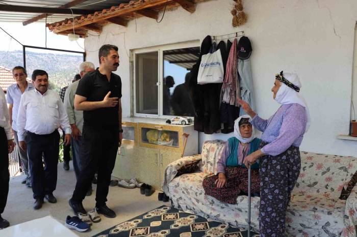 Kaymakam Ve Başkan Yangında Zarar Gören Aileyi Ziyaret Etti