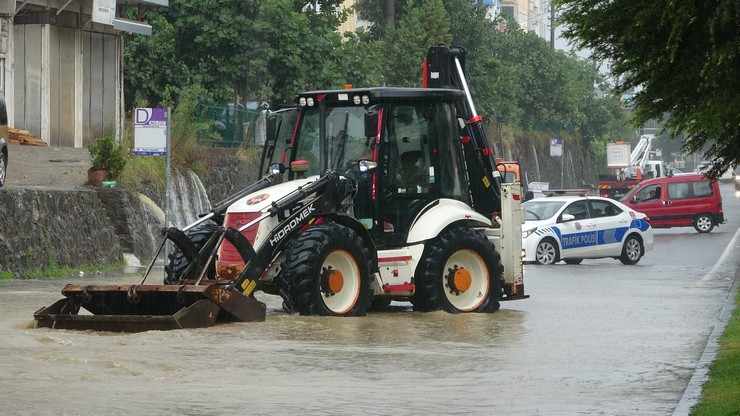 orduda-saganak-hayati-olumsuz-etkiledi-yol-ulasima-kapandi-1.jpg