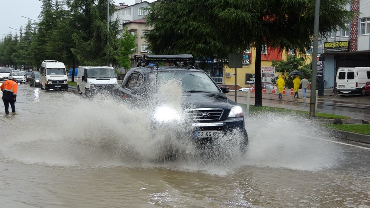 orduda-saganak-hayati-olumsuz-etkiledi-yol-ulasima-kapandi-10.jpg