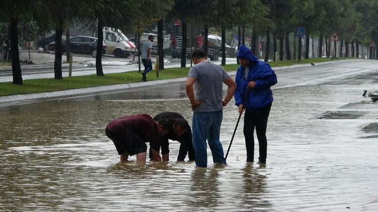 orduda-saganak-hayati-olumsuz-etkiledi-yol-ulasima-kapandi-2.jpg