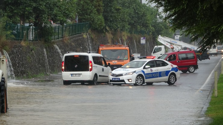 orduda-saganak-hayati-olumsuz-etkiledi-yol-ulasima-kapandi-3.jpg