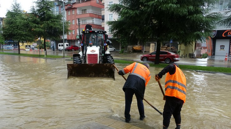 orduda-saganak-hayati-olumsuz-etkiledi-yol-ulasima-kapandi-5.jpg