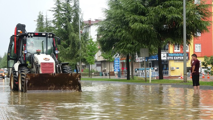 orduda-saganak-hayati-olumsuz-etkiledi-yol-ulasima-kapandi-7.jpg