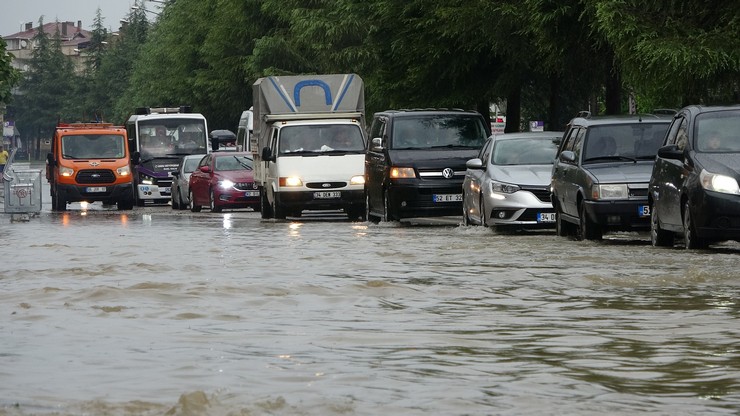 orduda-saganak-hayati-olumsuz-etkiledi-yol-ulasima-kapandi-8.jpg