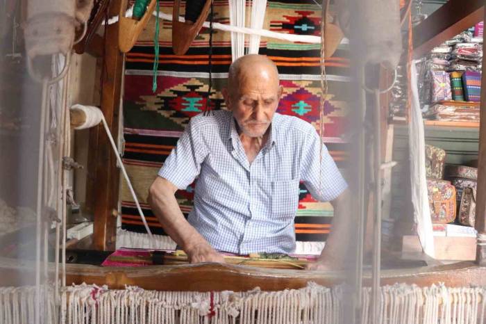 Babasından Öğrendiği Kilim Dokuma Mesleğini 3 Metrekarelik Dükkanında Yaşatıyor