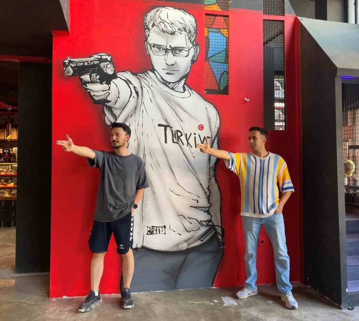 Alaşehirliler Dünyanın En Havalı Duruşuyla Poz Veriyor