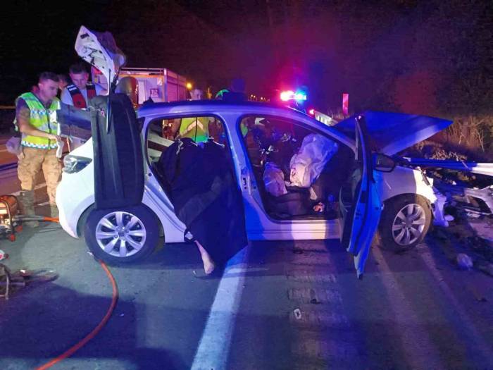 Otomobil Bariyerlere Çarptı: Uzman Çavuş Ve Hemşire Eşi Hayatını Kaybetti