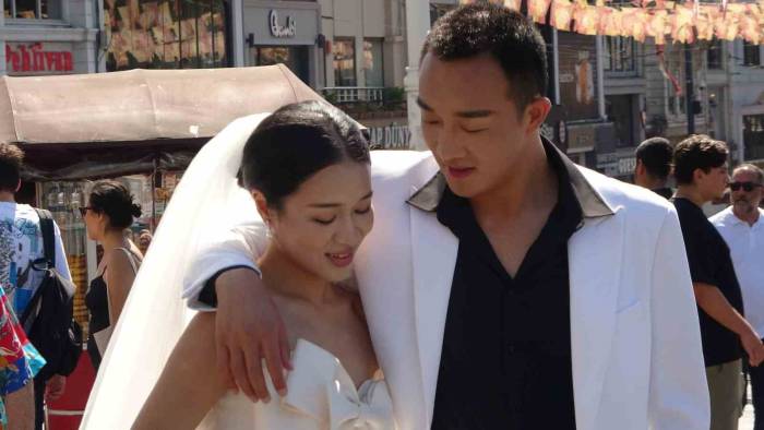 Taksim’de Düğün Fotoğrafı Çektiren Çinli Çift İlgi Odağı Oldu