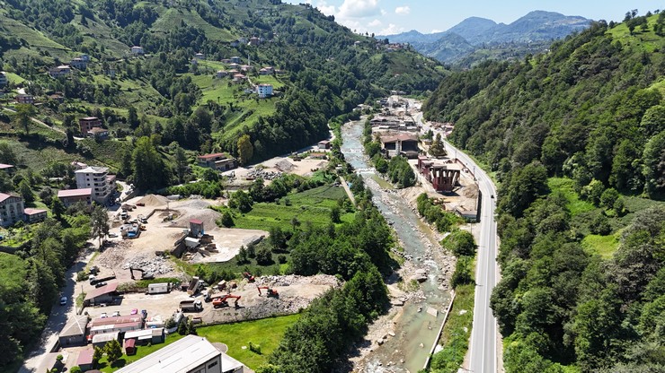 rize-merkeze-bagli-zincirlikopru-koyunde-vadi-icerisinde-bulunan-9-ayri-micir-ve-tas-uretim-tesisleri-vatandasi-canindan-bezdirdi-8.jpg