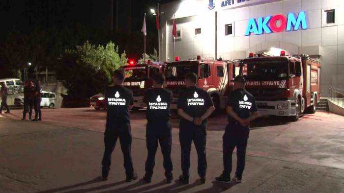 İstanbul’dan İtfaiye Ekipleri İzmir’deki Yangın Yerine Destek İçin Yola Çıktı