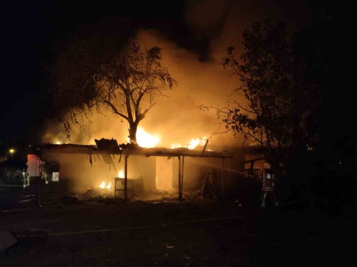 Sancaktepe’de Gecekondu Alev Alev Yandı