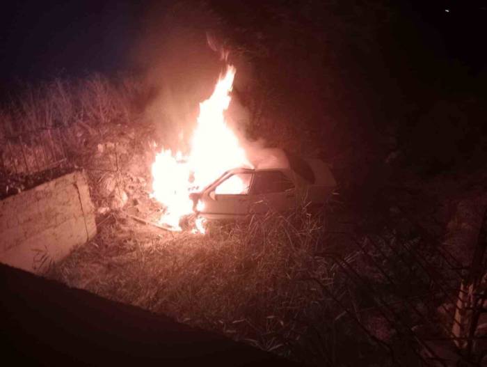 Burdur’da Köprüden Uçan Otomobil Yanarak Kül Oldu: Sürücü Son Anda Kurtarıldı