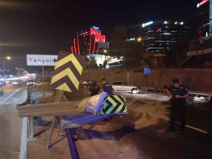 Direksiyon Hakimiyetini Kaybeden Otomobil Sürücüsü Refüje Çarparak Durabildi: 1 Yaralı