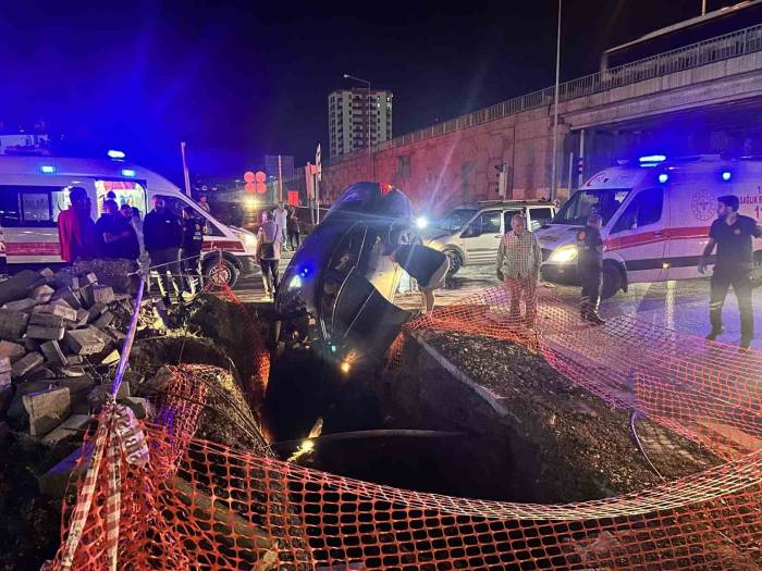 Sivas’ta Hafif Ticari Araçla Otomobil Çarpıştı: 5 Yaralı