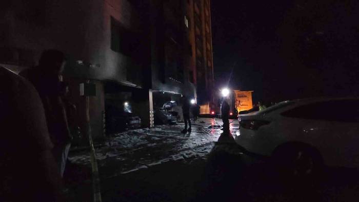 Küle Dönen Otomobilde Kundaklama Şüphesi: 3 Araç Hasar Gördü