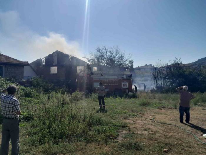 Düzce’de 2 Katlı Evde Yangın