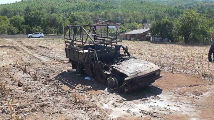 Alev Alan Kamyonet Kullanılmaz Hale Geldi
