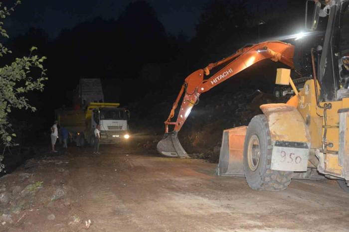 Ordu’daki Yol Çalışmasında Patlatılan Dinamit Karadeniz-akdeniz Bağlantı Yolunu 8 Saat Trafiğe Kapattı