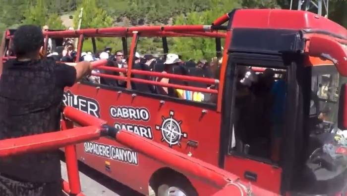 Antalya’da Kovayla Turistlerin Su Savaşına Katılma Hevesi Başına Büyük İş Açtı