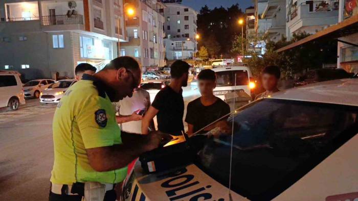 “Yaralı Yok Anlaşacağız” Dediler, Araçlardaki 4 Kişi Hastaneye Koştu