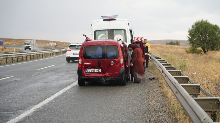 trabzondan-eskisehire-konvoy-halinde-giden-uc-arac-yagmur-nedeniyle-kirikkalede-kayganlasan-yolda-kaza-yapti-4.jpg