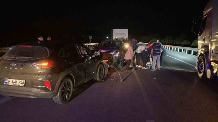 Burdur-antalya Karayolu’nda 2 Otomobil Kafa Kafaya Çarpıştı: 6 Yaralı