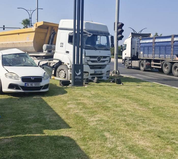 İzmir’de Hafriyat Kamyonu İle Otomobil Çarpıştı: 1 Ölü