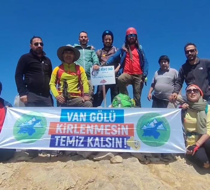 Vanlı 12 Doğasever Reşko Zirvesi’ne Tırmandı: “Van Gölü Temiz Kalsın Kirlenmesin” Pankartı Açtılar