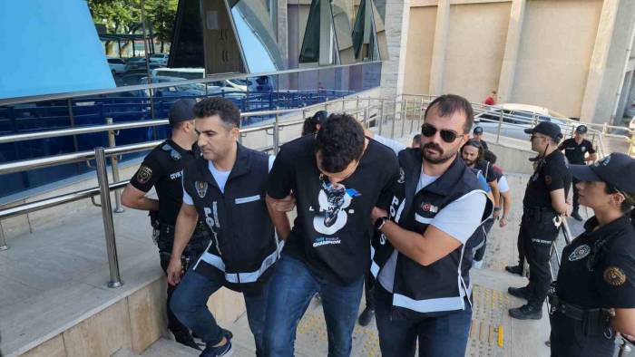 Lüks Aracın Kundaklandığı Olayda 6 Şüpheliden 4’ü Tutuklandı