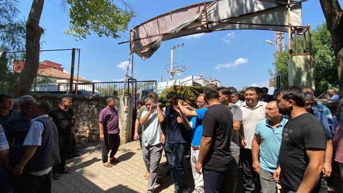 Su Kuyusunda Ölen Kişi Toprağa Verildi