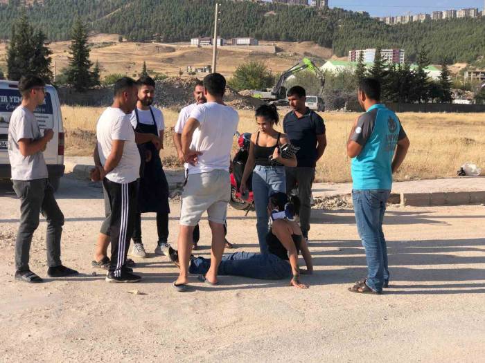 Motosiklet İle Hafif Ticari Araç Çarpıştı: 2 Yaralı