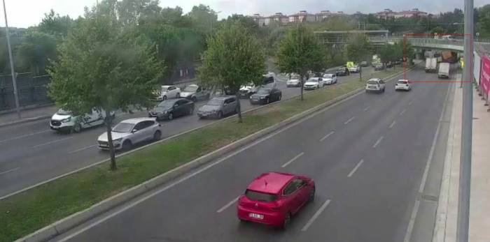 Bakırköy’de Tırın İett Otobüsünün Üzerine Devrildiği Anlar Kamerada