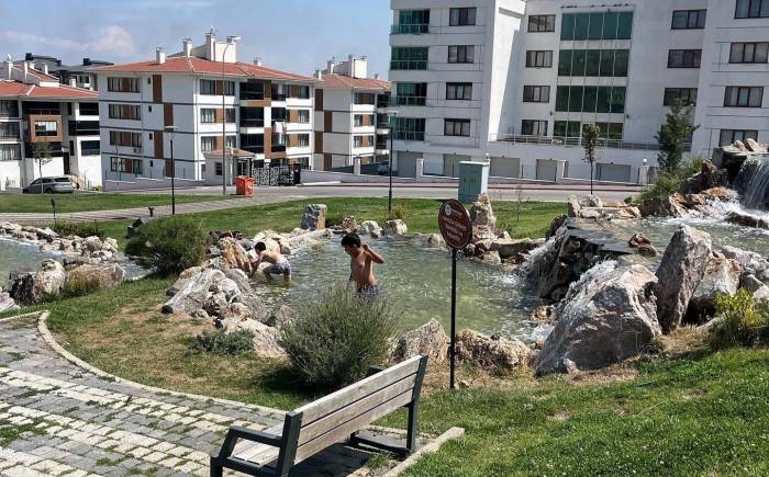 Sıcaktan Bunalan Çocuklar Süs Havuzuna Girdi