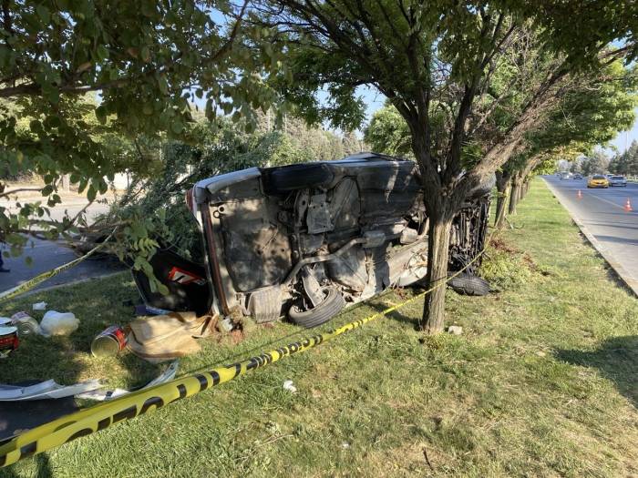 Otomobil Refüjdeki Ağaca Çarptı: 1 Ölü, 2 Yaralı