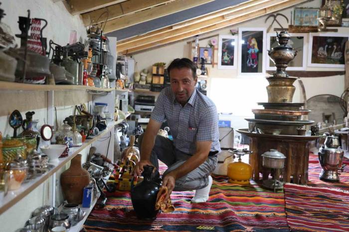 Çocukluk Hayali Gerçek Oldu, Evinin Çatı Katını Adeta Müzeye Dönüştürdü