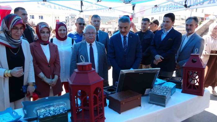 Yozgat’ta Adem’li Kadınların El Emeği Göz Nuru Eserler Sergilendi