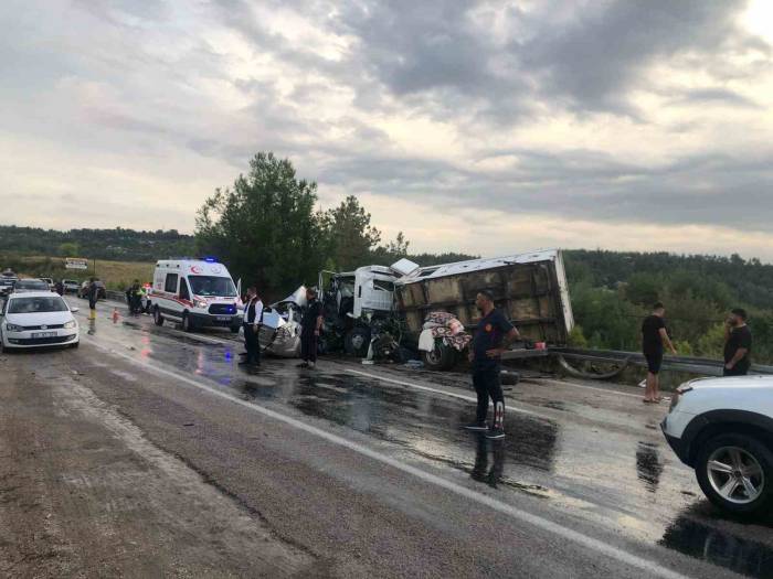 Osmaniye’de Kamyonet İle Otomobil Çarpıştı: 2 Ölü, 3 Yaralı