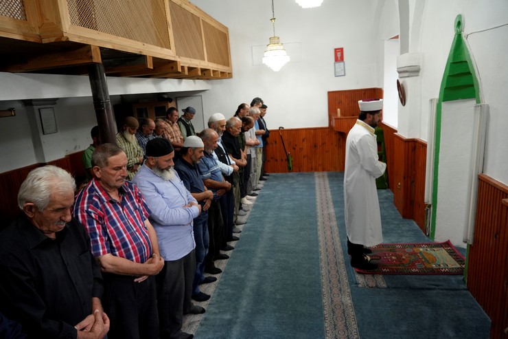 gumushanedeki-bir-koyde-yarim-kalan-cami-insaati-nedeniyle-koy-halki-kilisede-namaz-kiliyor-6.jpg