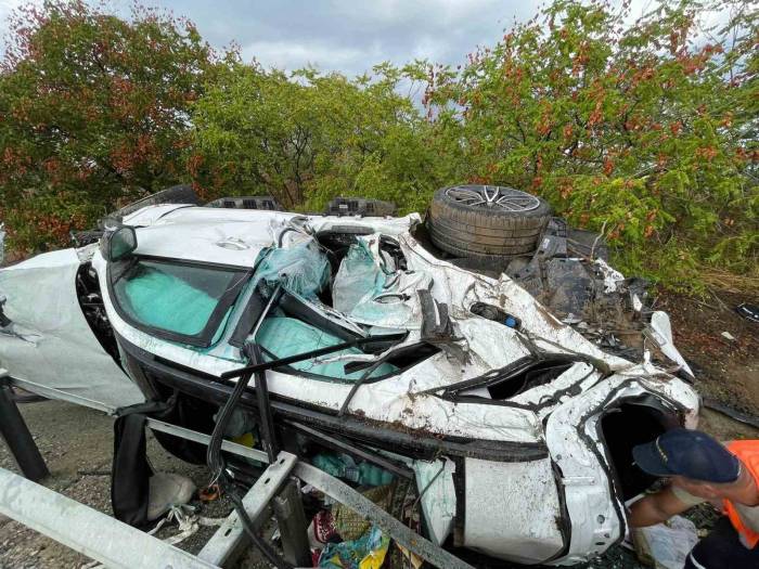 Otobanda Bariyere Çarpan Otomobil Yan Yattı: 4 Yaralı