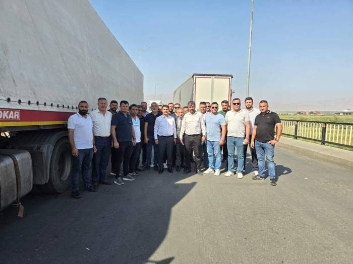 Tır Şoförleri Iğdır Dilucu Gümrük Kapısı’nın Giriş Ve Çıkışlarını Kapattı