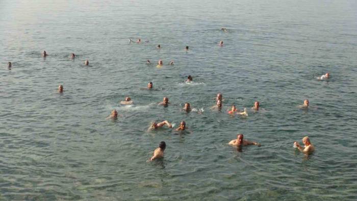 50 İle 70 Yaş Arasındaki Yetişkinler Güne Van Gölü’nde Yüzerek Başlıyor