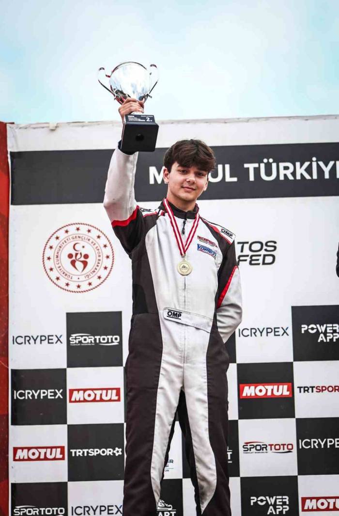 17 Yaşındaki Karting Şampiyonu Zirveye Koşuyor